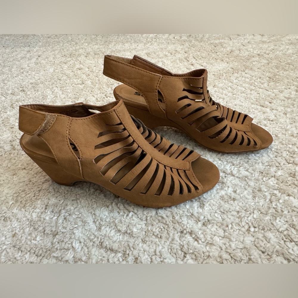 Soda girls cut out wedge heel sandals - approx size 13 - Picture 2 of 7